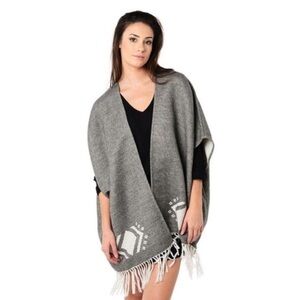 NWT Cupcakes & Cashmere Jordy Med Heather
Jacquard blanket poncho Retails $140